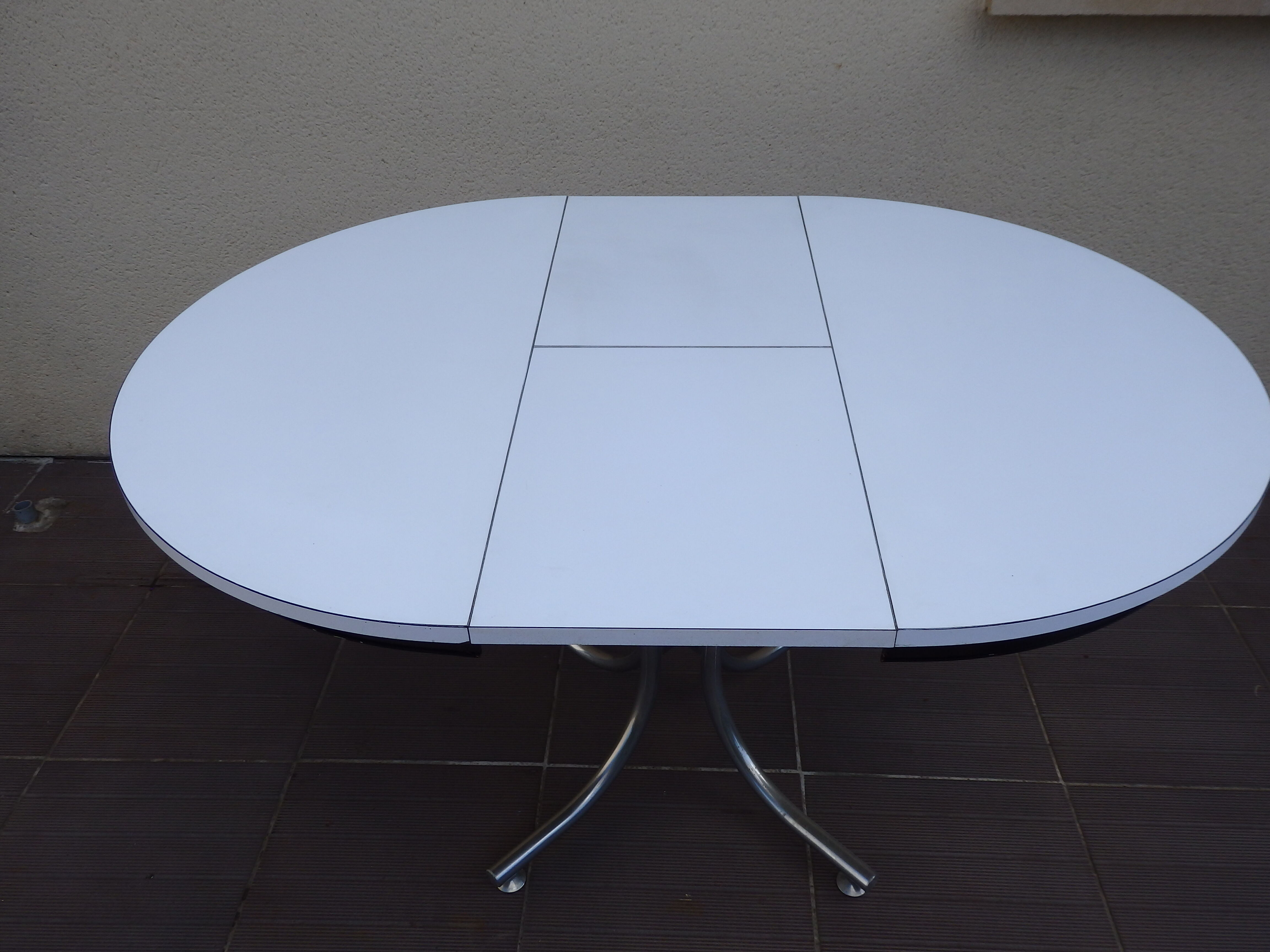 Round formica table with vintage year extension 60 70