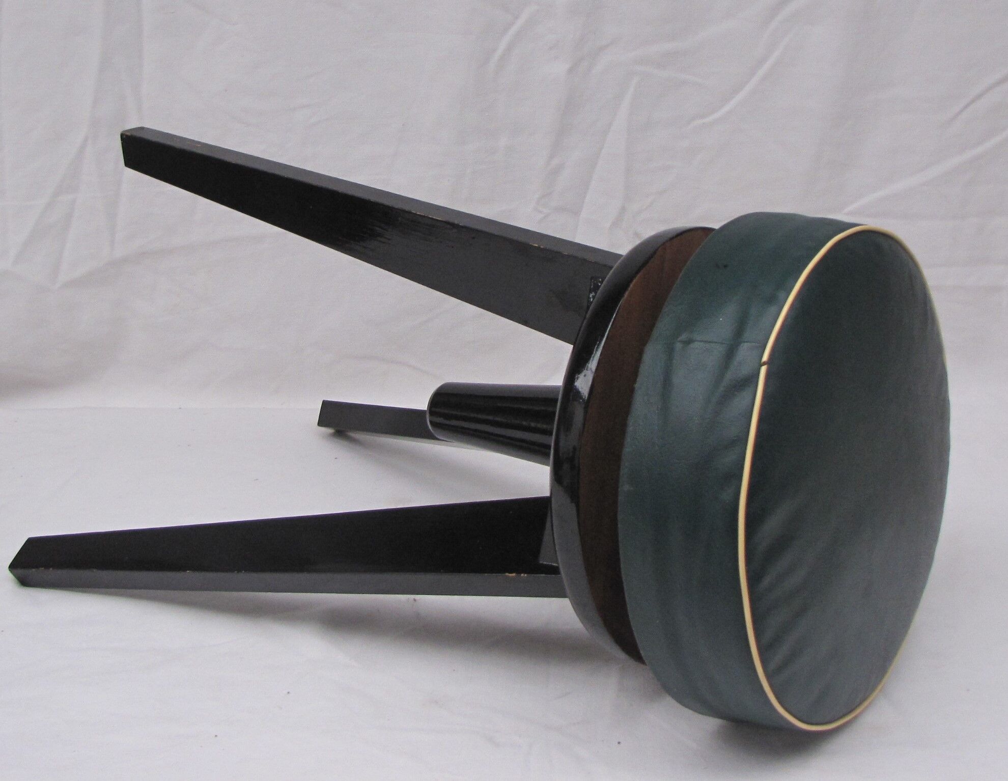 Vintage screw piano tabouret