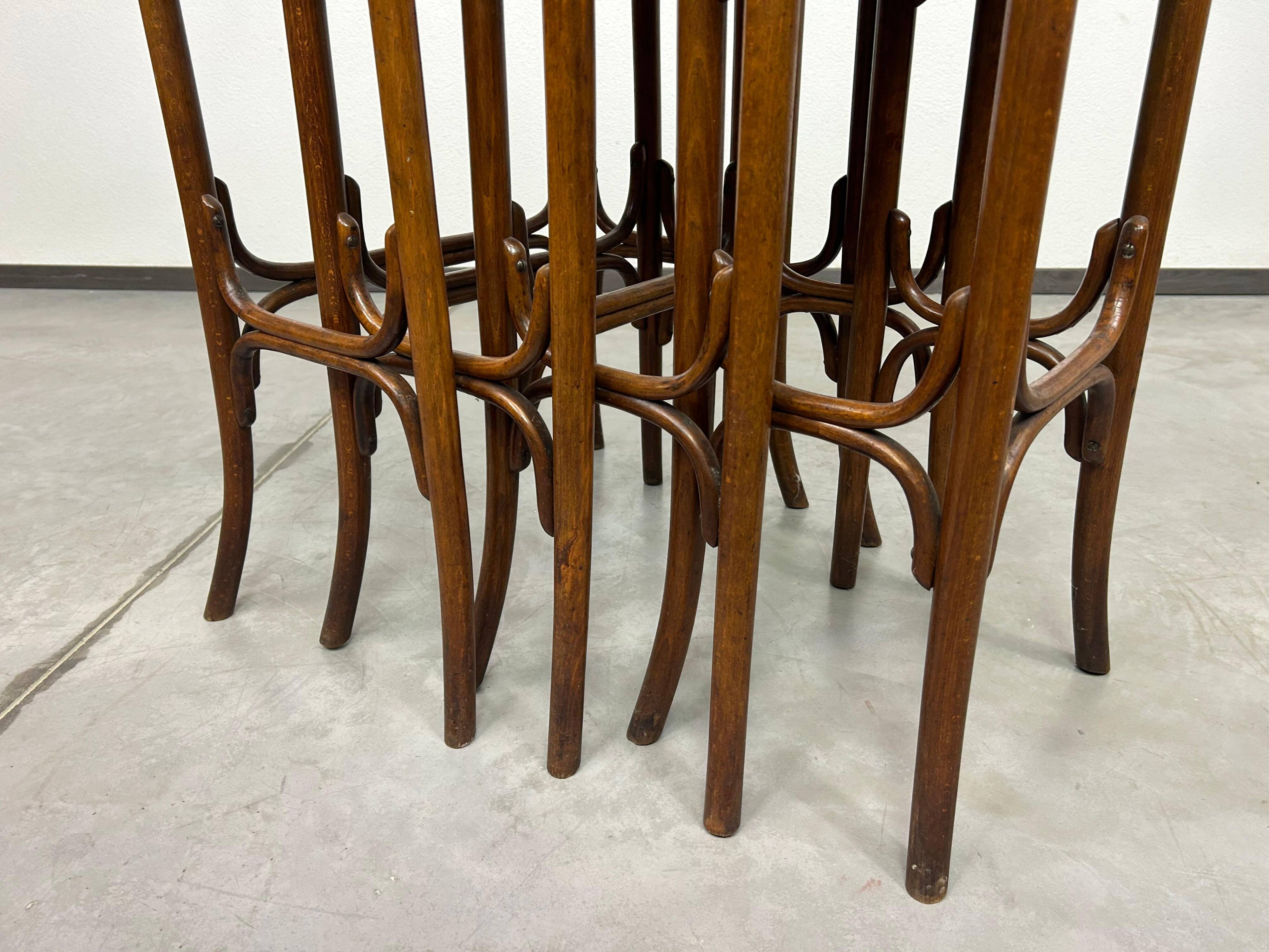 Tables gigognes en bois courbé par Thonet