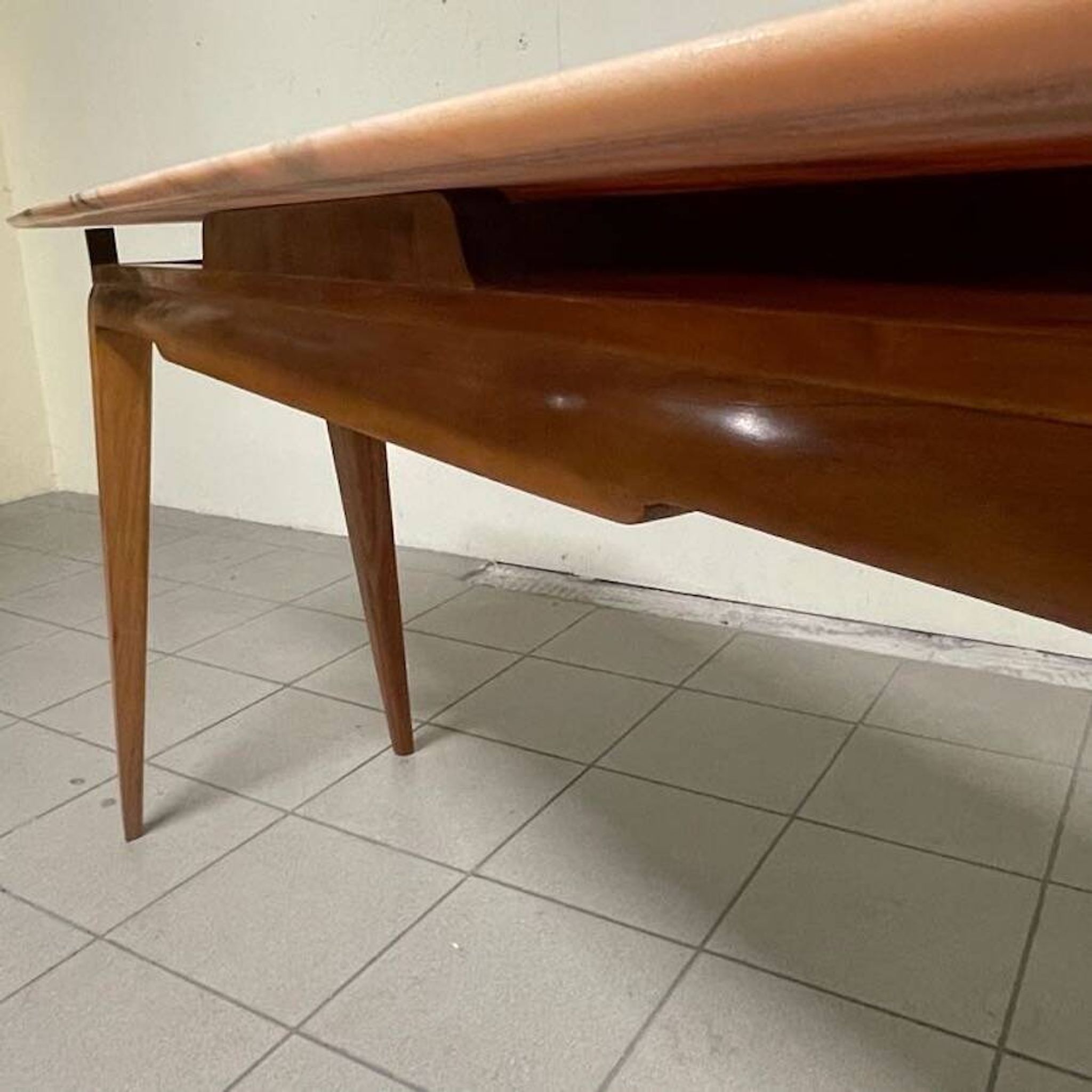 Console from the 1950s with a pink marble top and a cherry wood frame.