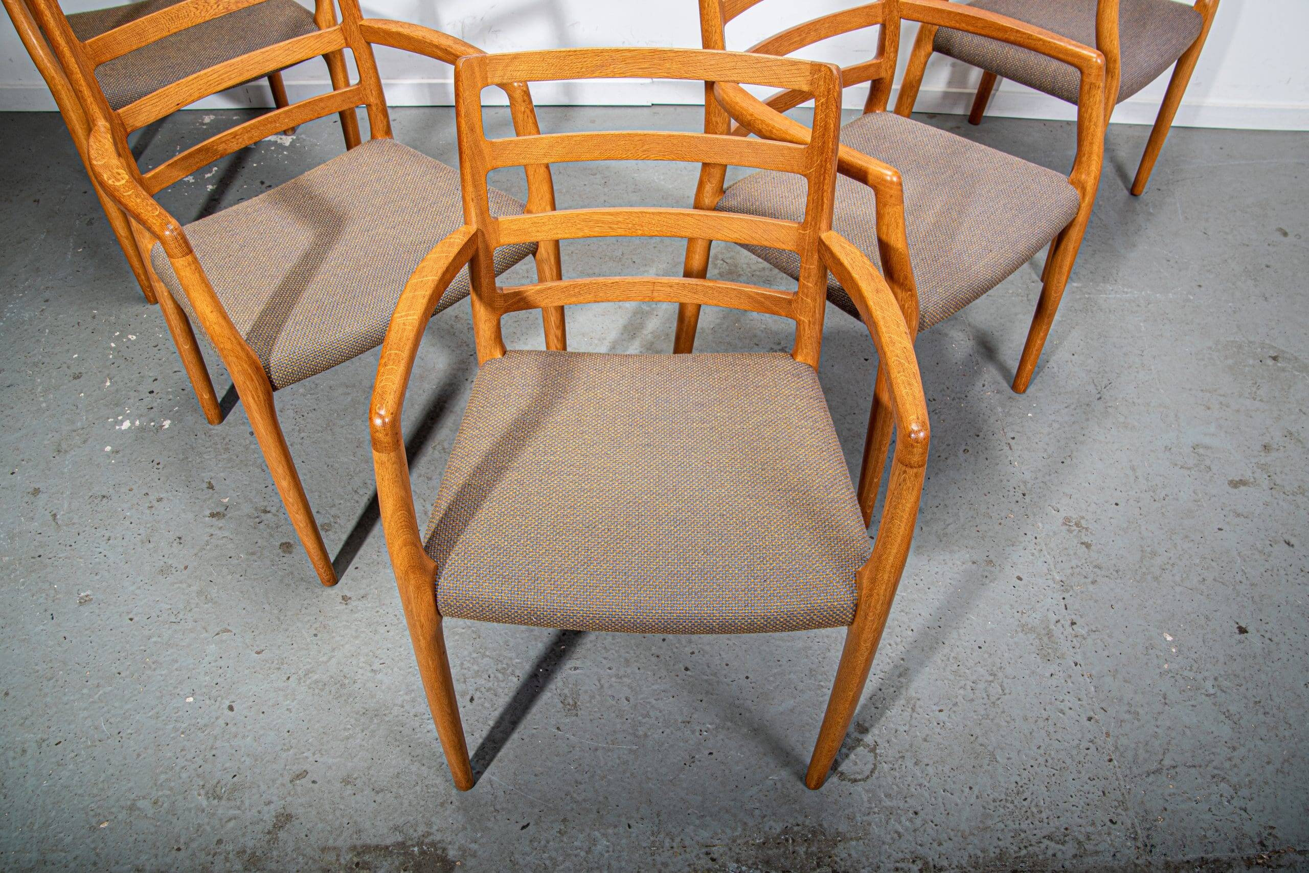 Fauteuils JL Moller modèle 68 en chêne avec tissu d'origine. Fabriqués au Danemark vers 1990.