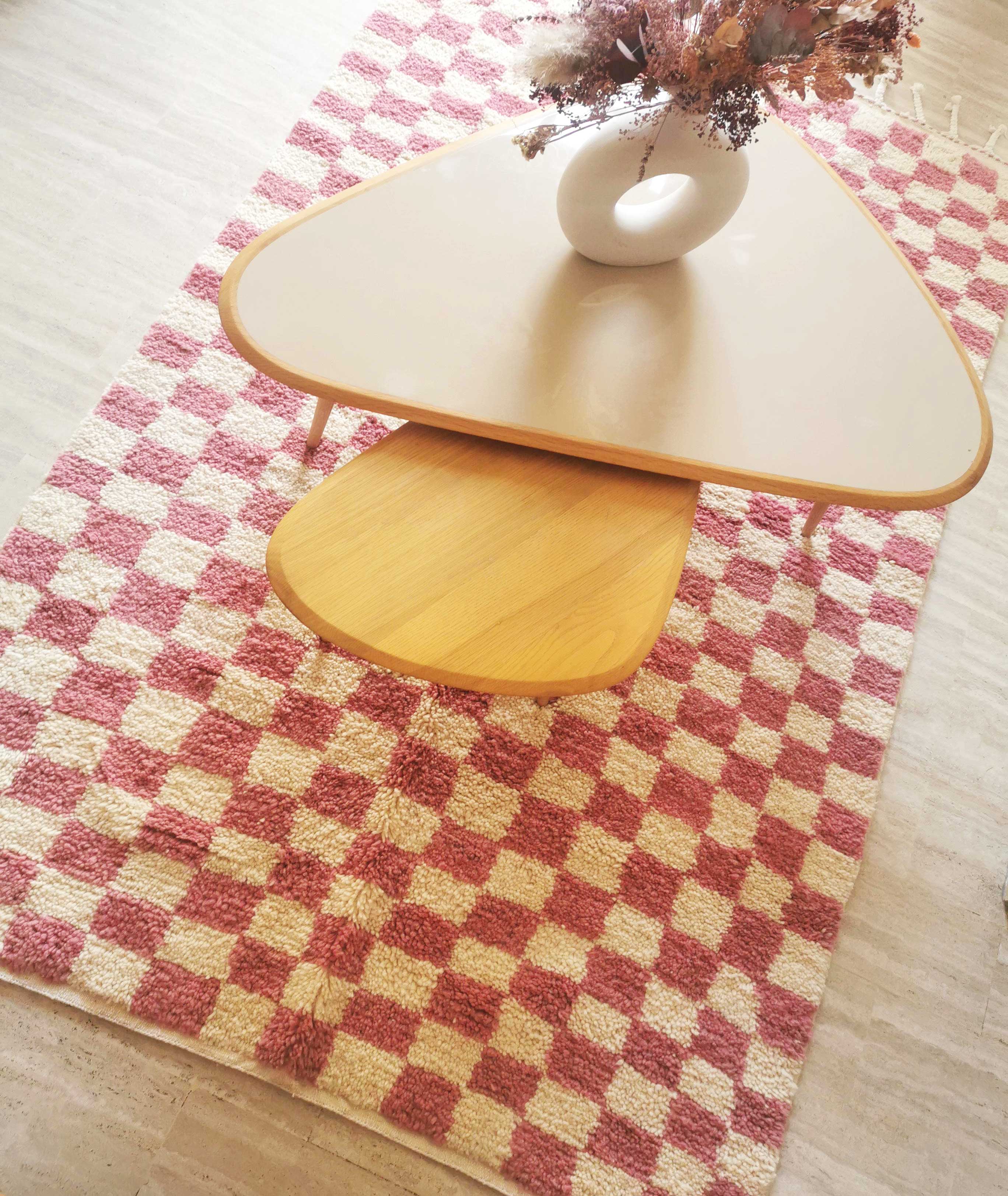 Pink and white Beni Ouarain checkered Berber rug in wool