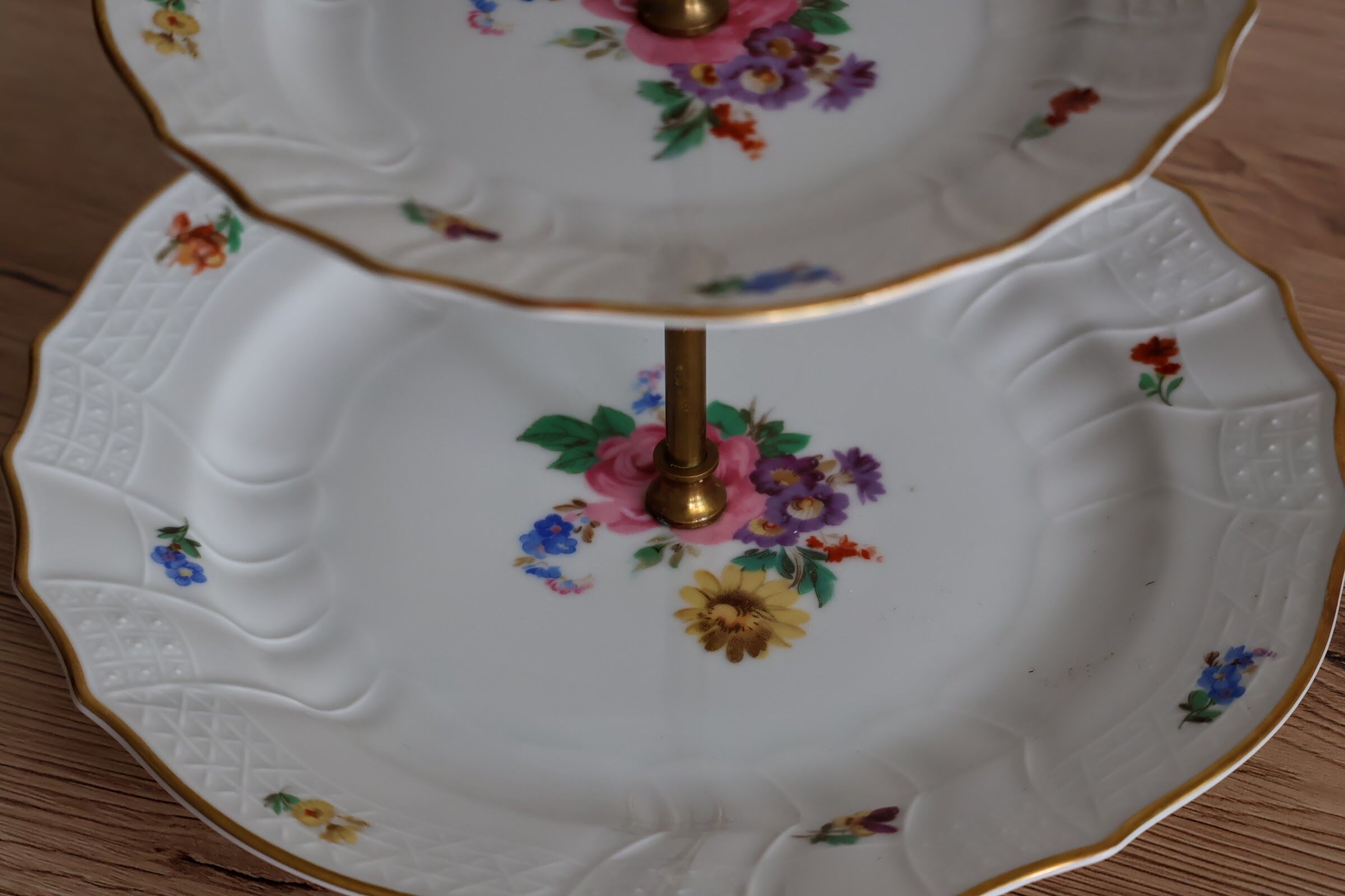 YBK Tech Plat de service à gâteaux avec assiettes en porcelaine sur 3 étages Blanc Silver Rod