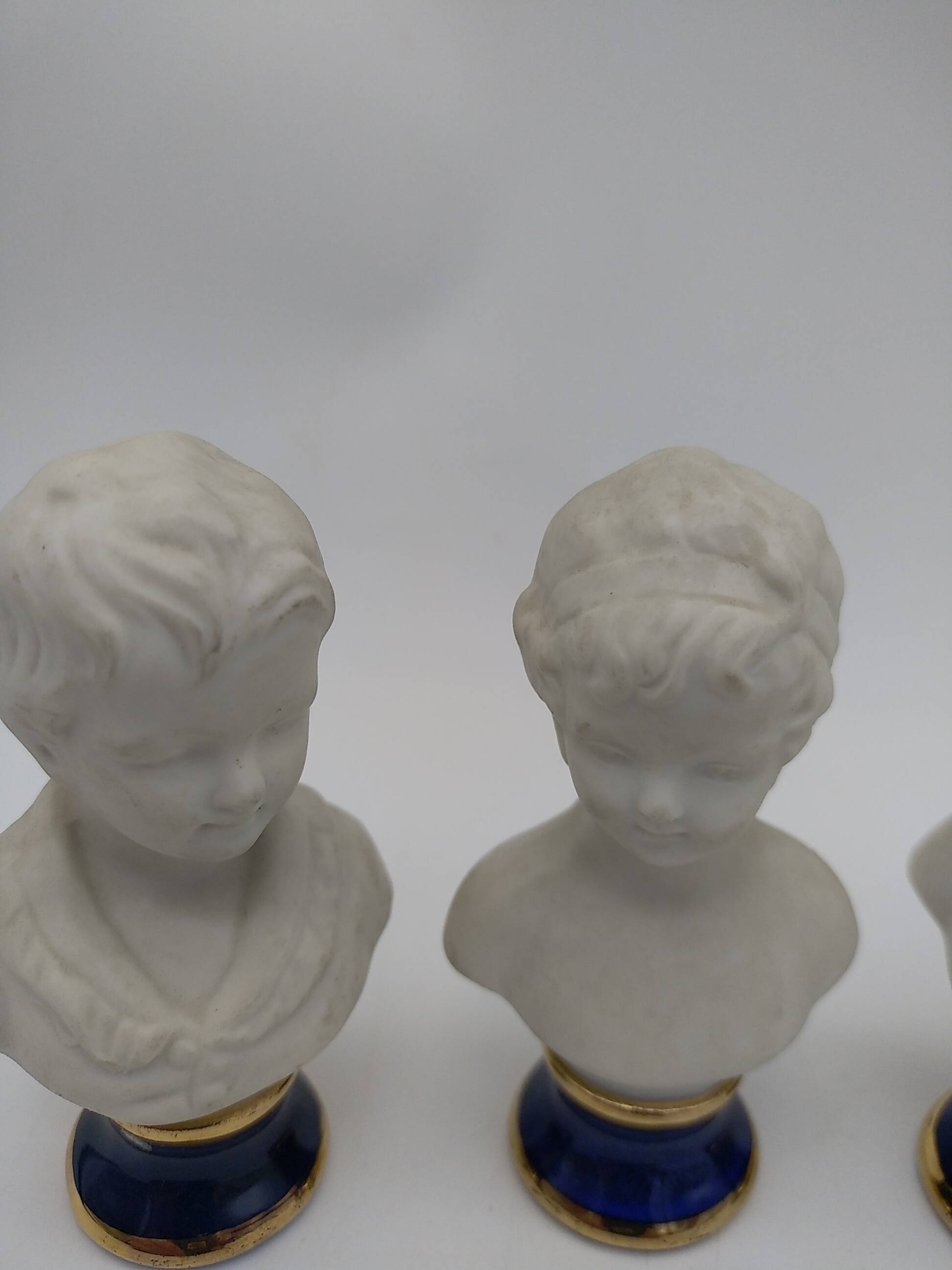 Bustes enfants en biscuit .Capodimonte. 9 cm .