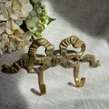 Two-hook coat rack with knot and ribbon in brass