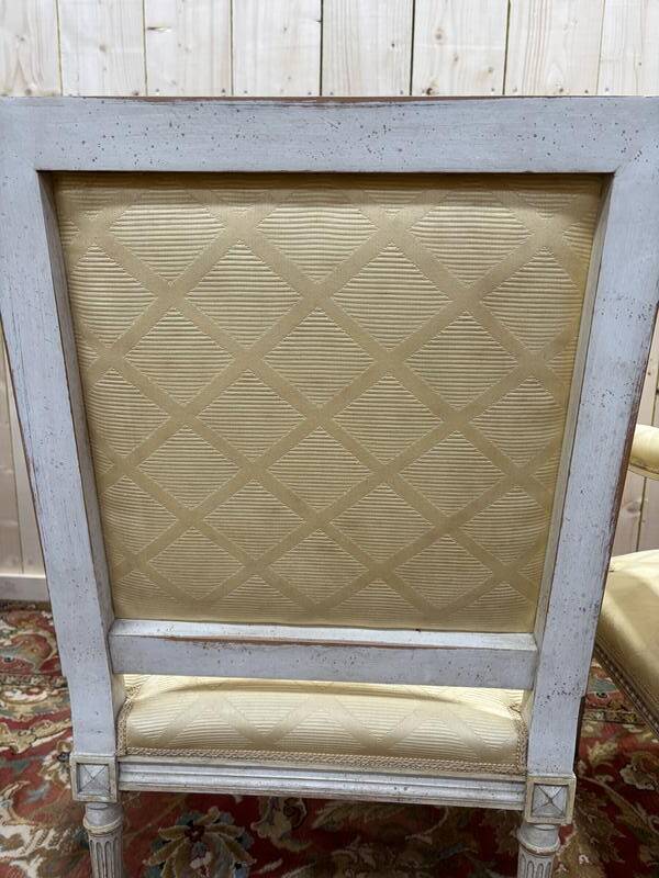 Paire de fauteuils de style Louis XVI en bois patiné