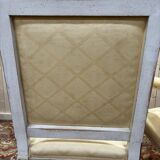 Paire de fauteuils de style Louis XVI en bois patiné