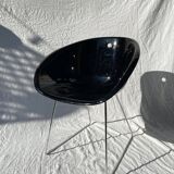 Chaise coque noir et piétement chromés