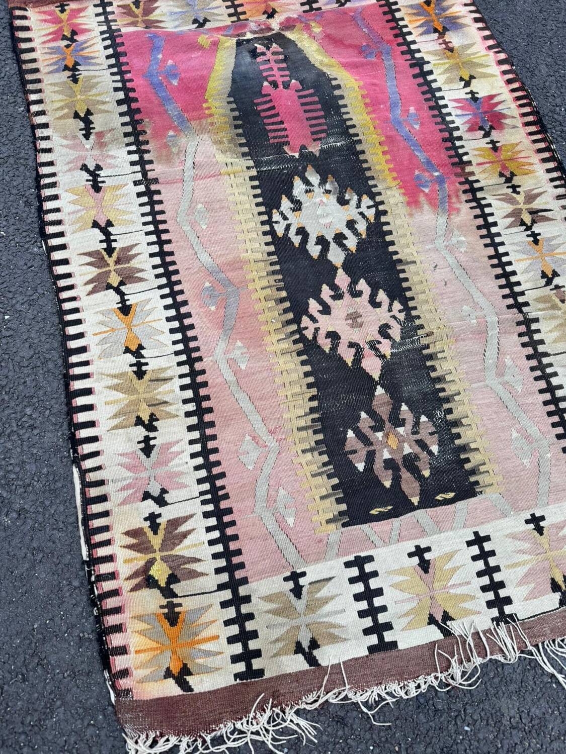 Antique kilim rug with a deep patina – 135 x 91 cm