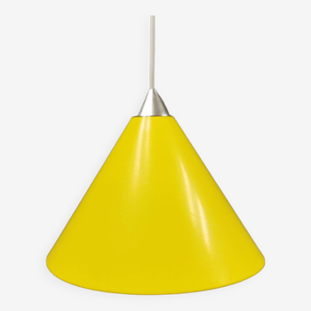 Suspension en forme de cône dans une belle finition laquée jaune.