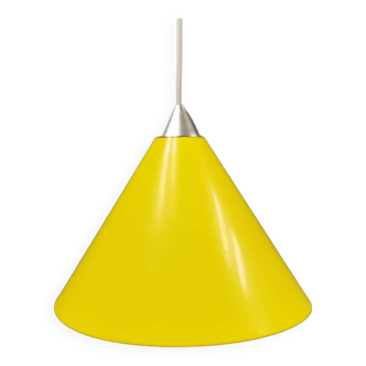 Suspension en forme de cône dans une belle finition laquée jaune.