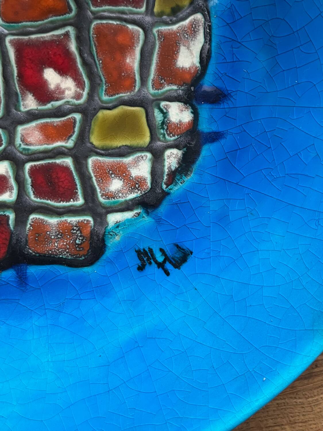 Glazed ceramic plate