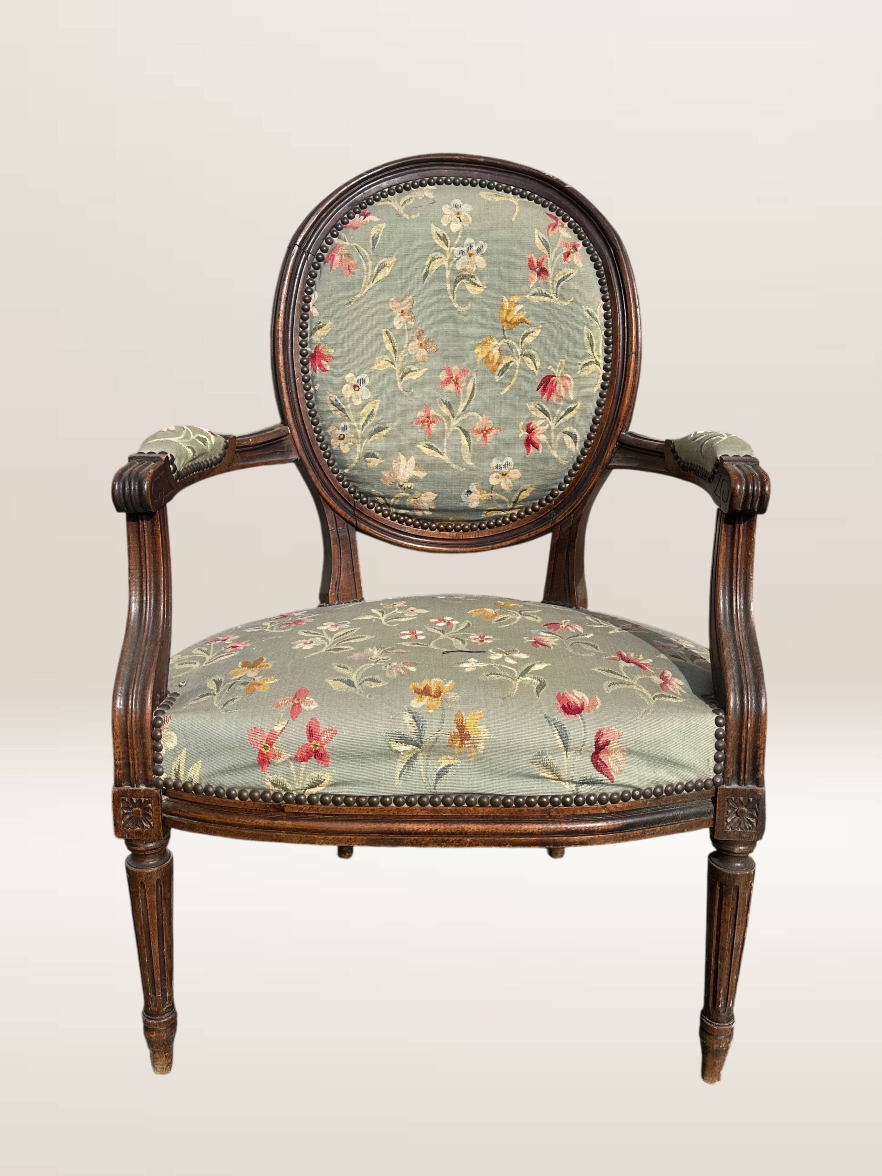 Fauteuil médaillon de style Louis XVI