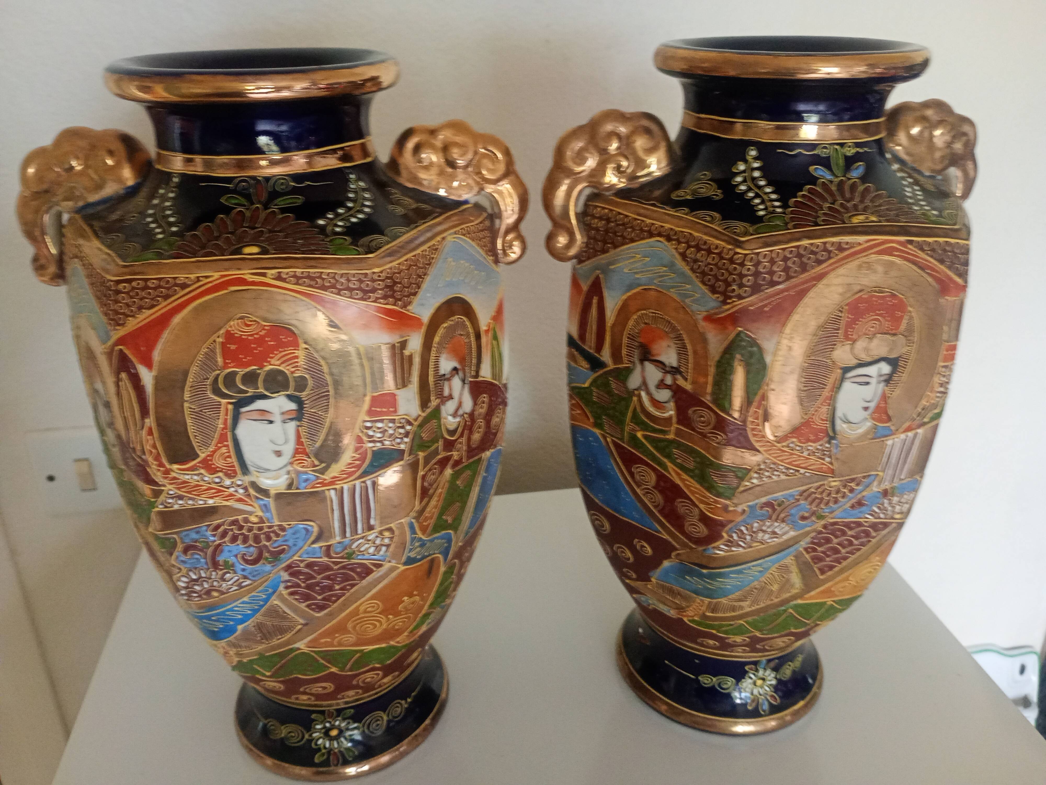 Satsuma - Pair of baluster vases - Porcelain - gilded enamel, painted - Japan