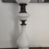 Lampe à pétrole électrifiée en opaline