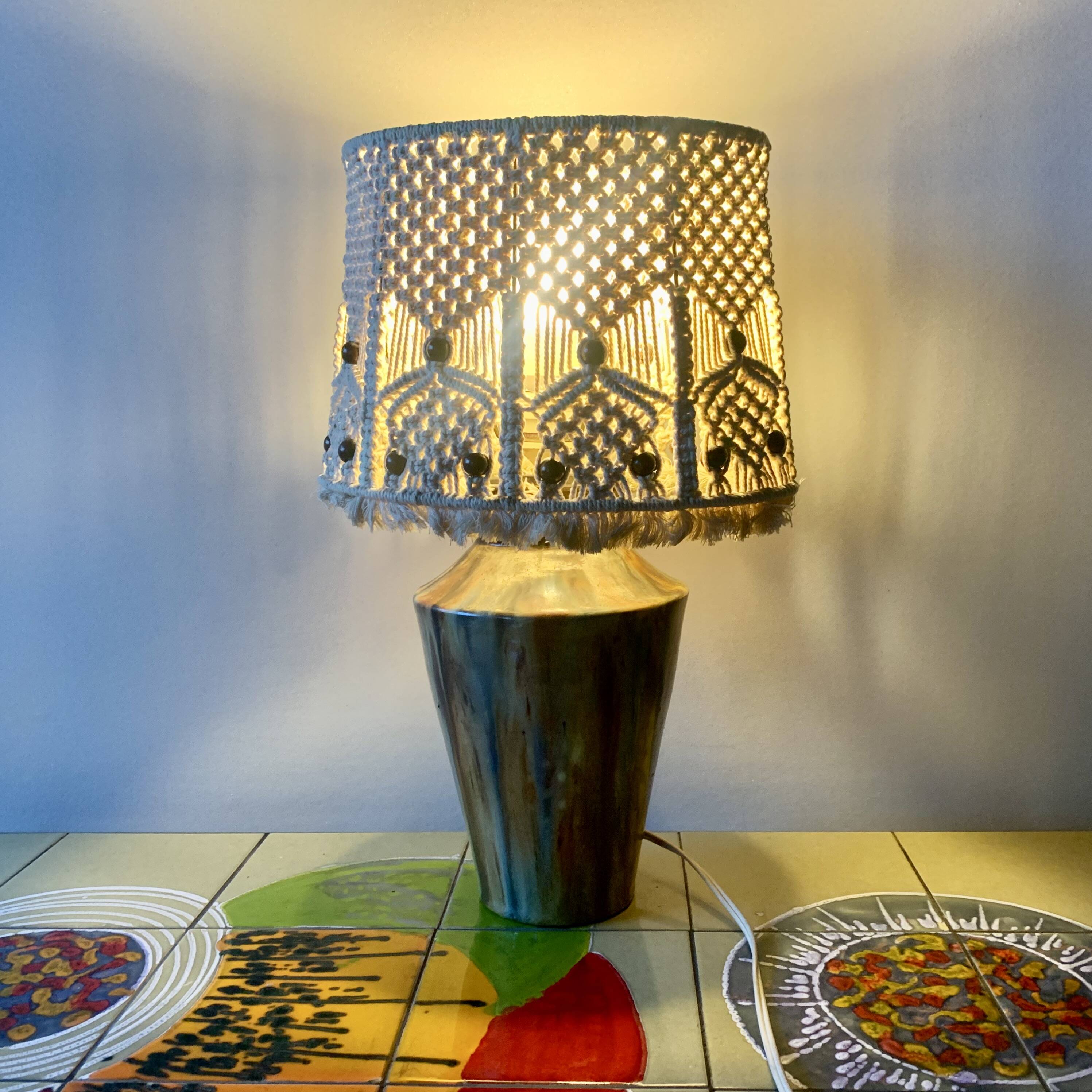 Lampe vintage à poser en grès vernissé avec abat-jour en macramé