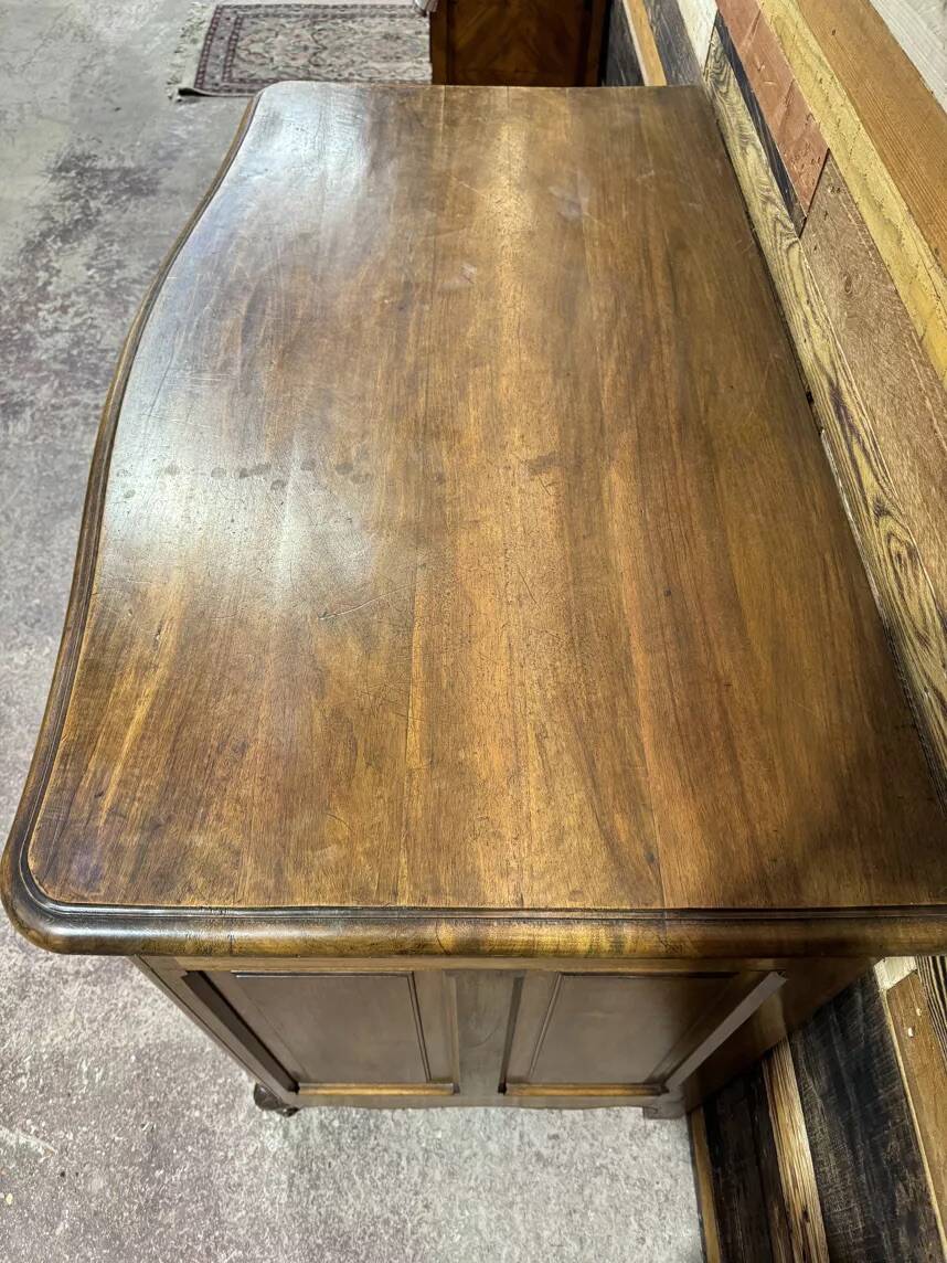 Curved commode in Louis XV style made of walnut.