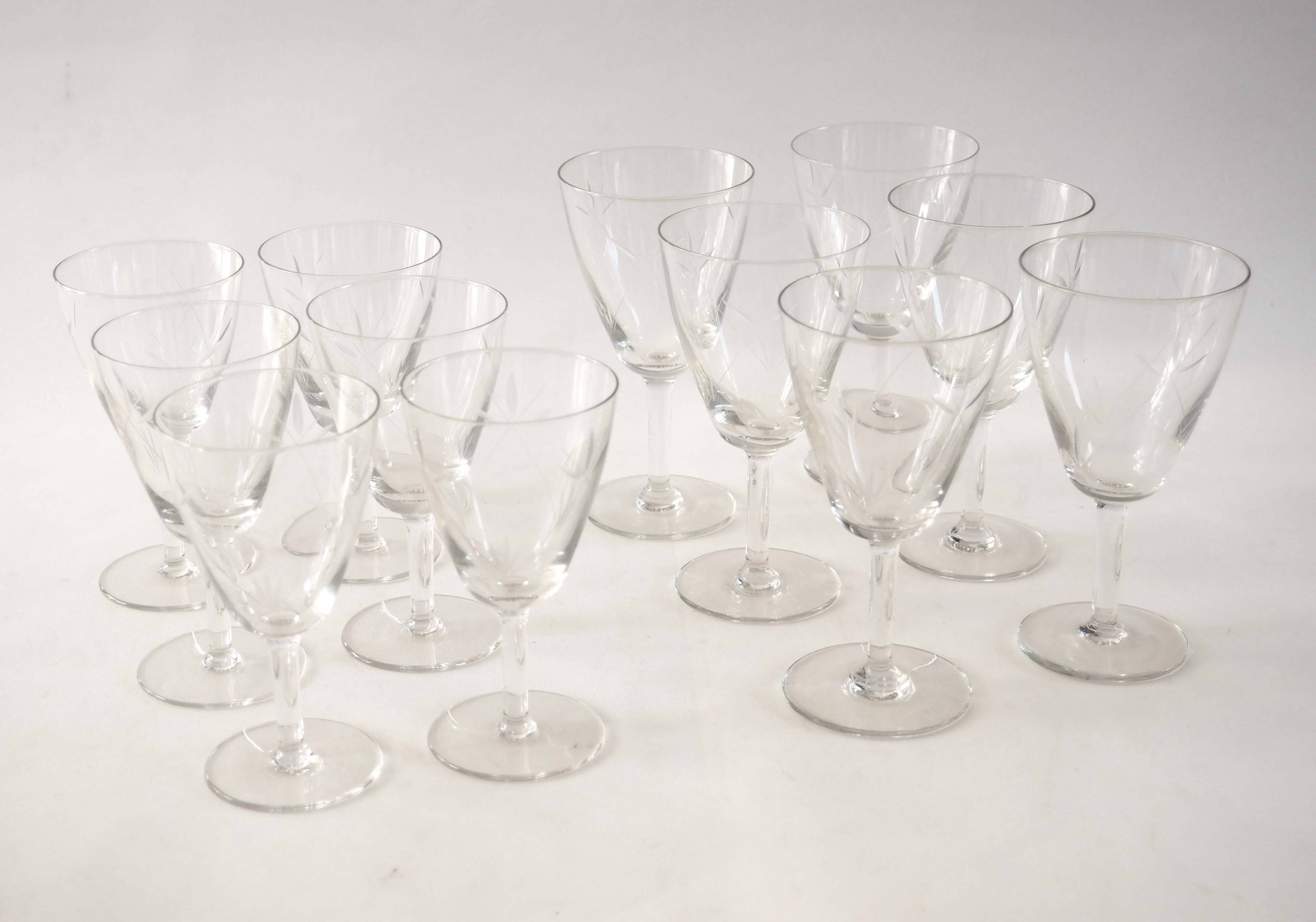 Serie de 6 verres à vin ciselés