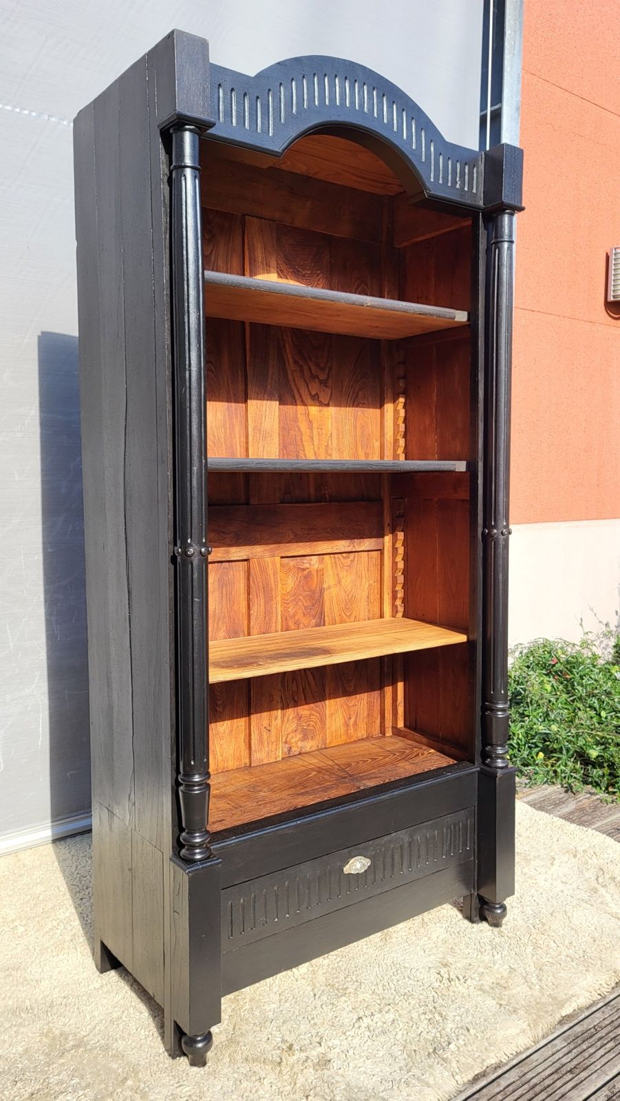 Monumental library with black two-tone oak.