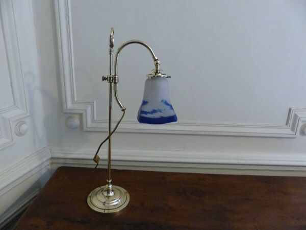 Lampe de bureau ou salon en laiton poli  XXème siècle pâte de verre signé LOTI Nancy