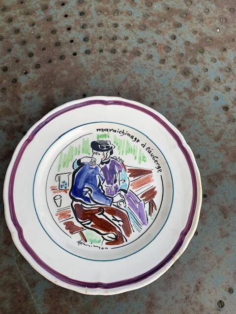 Collectible plate painted by Henry Simon, market gardening at the inn, in enameled ceramic,