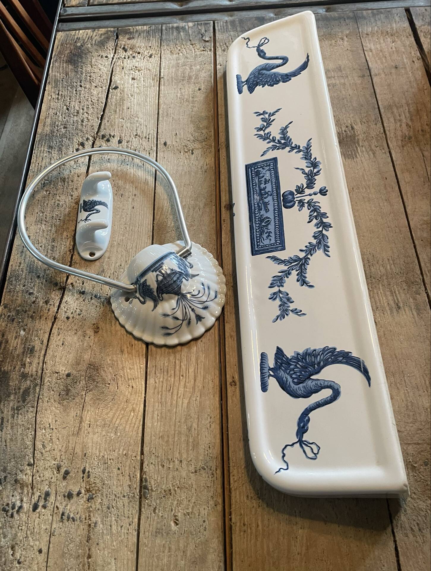 ensemble de salle de bain  signé Porcelaine de Paris
