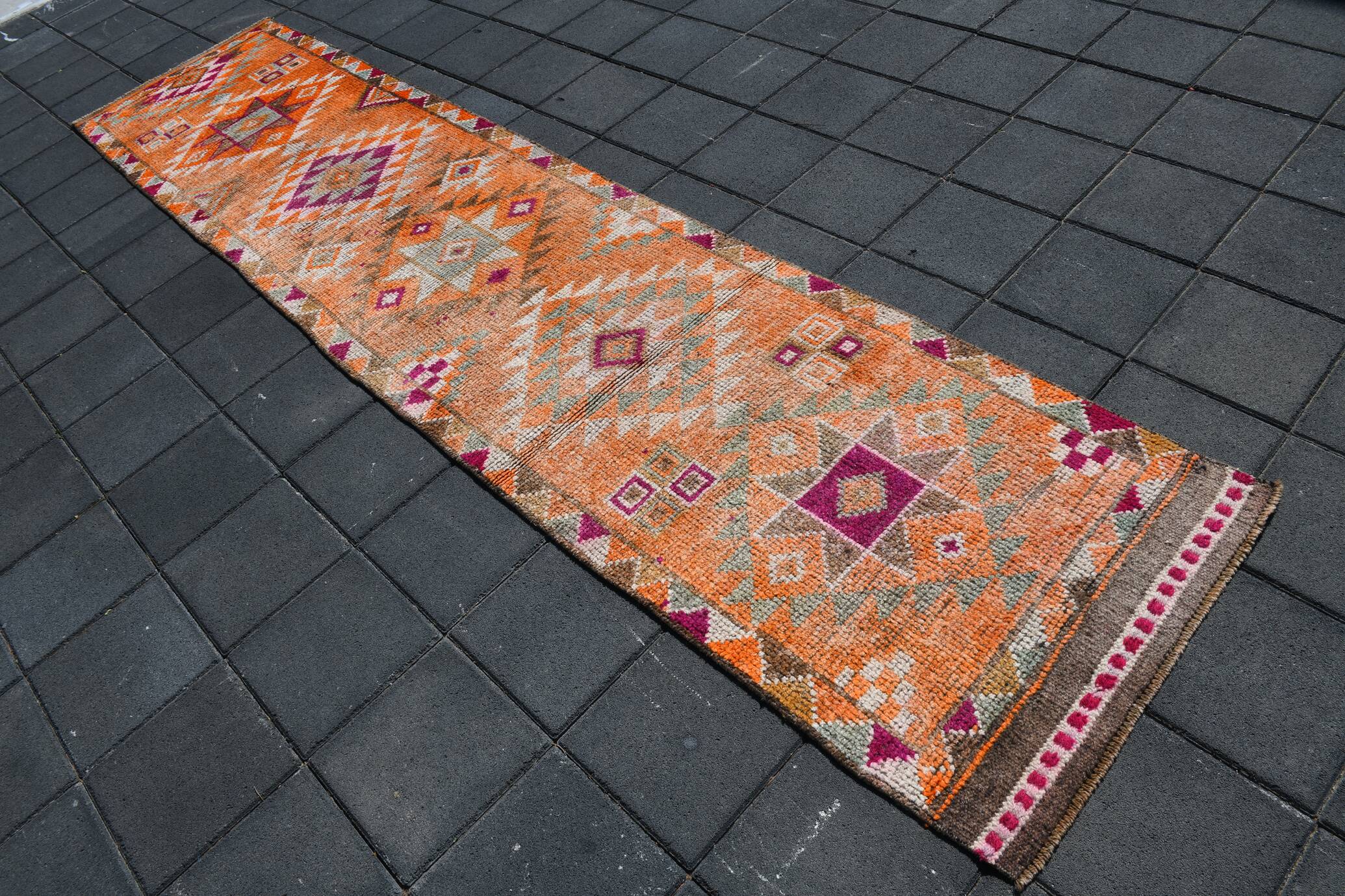 Tapis Couloir Vintage Anatolien Orange Motifs Géométriques, 83x367 Cm
