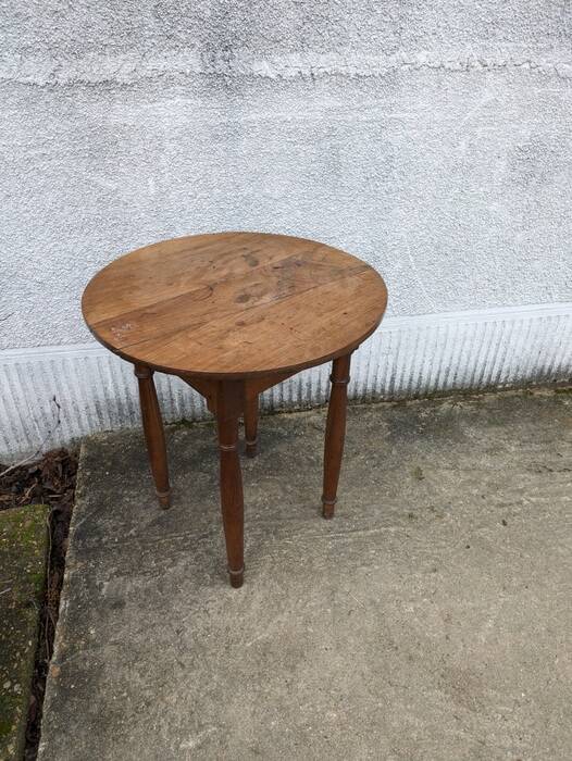 Small round table, pedestal table