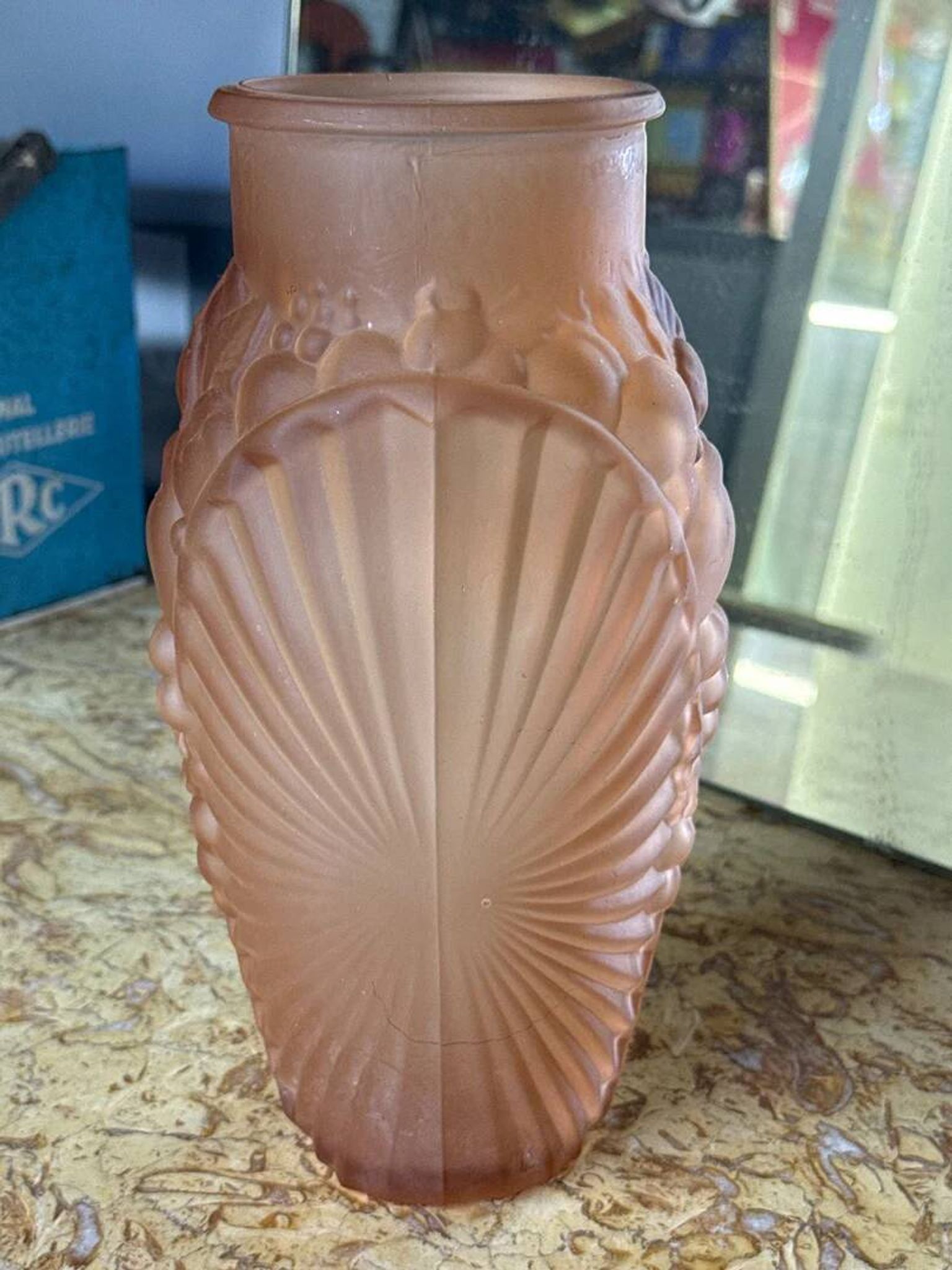 Vase Verlys en verre dépoli rose
