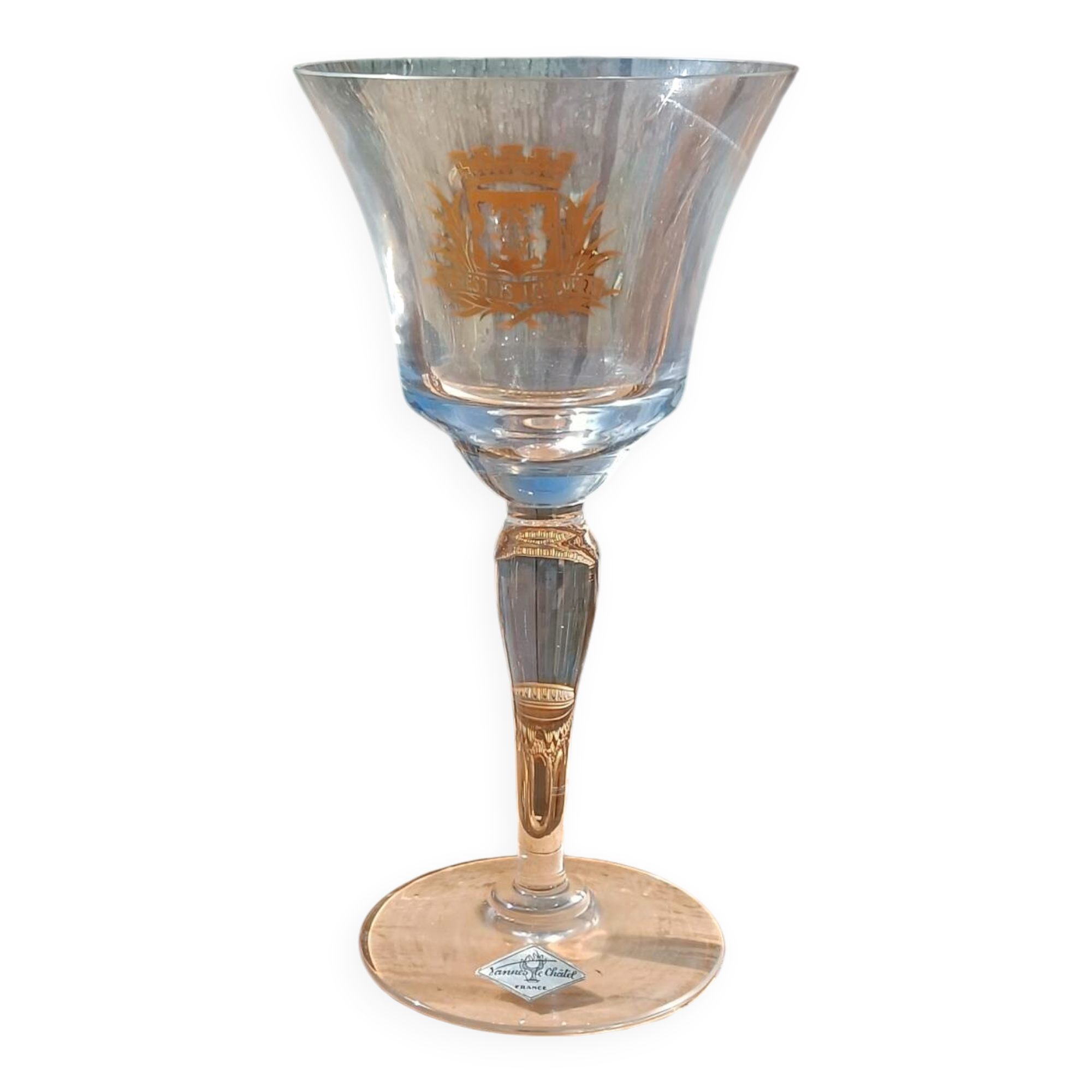 Large tasting glass with an old golden coat of arms – signed Jeanne Châtel