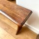 Banc en bois foncé