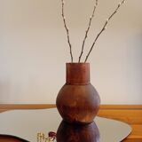 Vase en bois sculpté