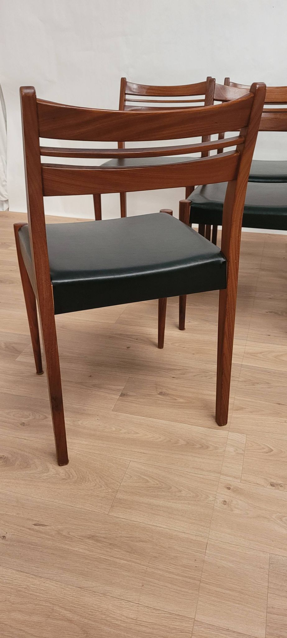 6 Chaises Scandinaves vintage Teck et simili cuir 1960 Danemark