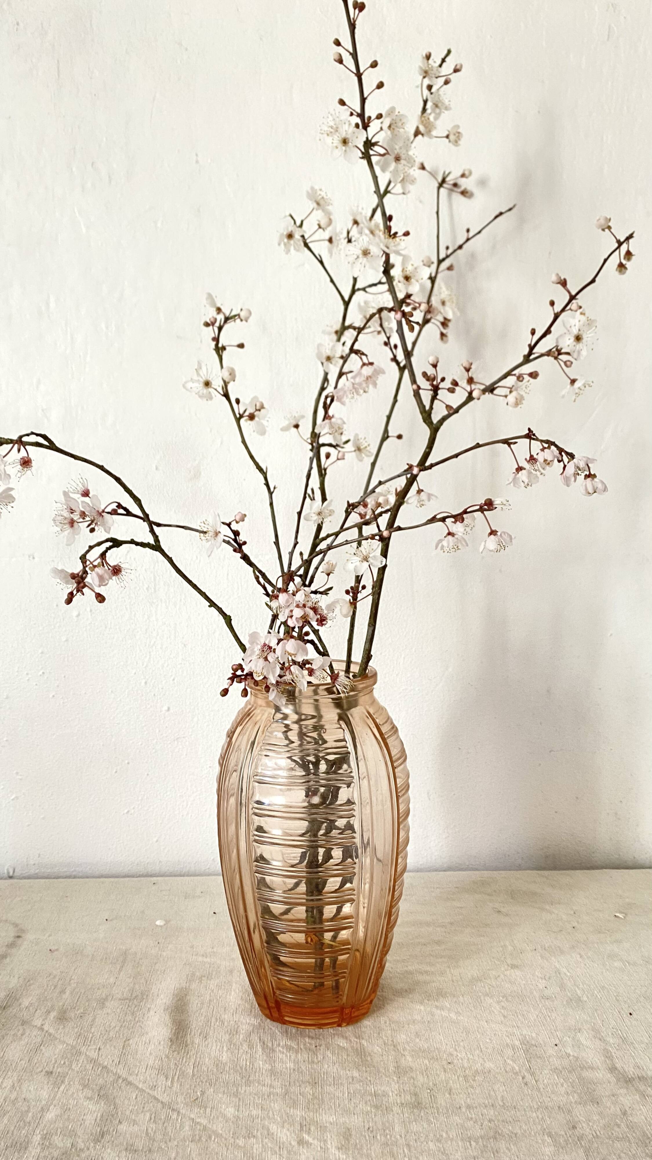 Vase art déco en verre moulé rose