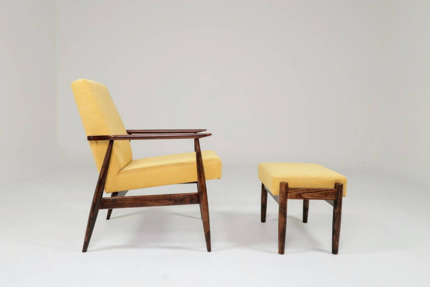Fauteuil vintage pastel jaune velours côtelé et repose - pieds