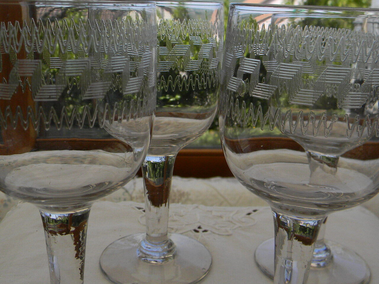 Set of 4 old balloon glasses in blown glass, engraved frieze