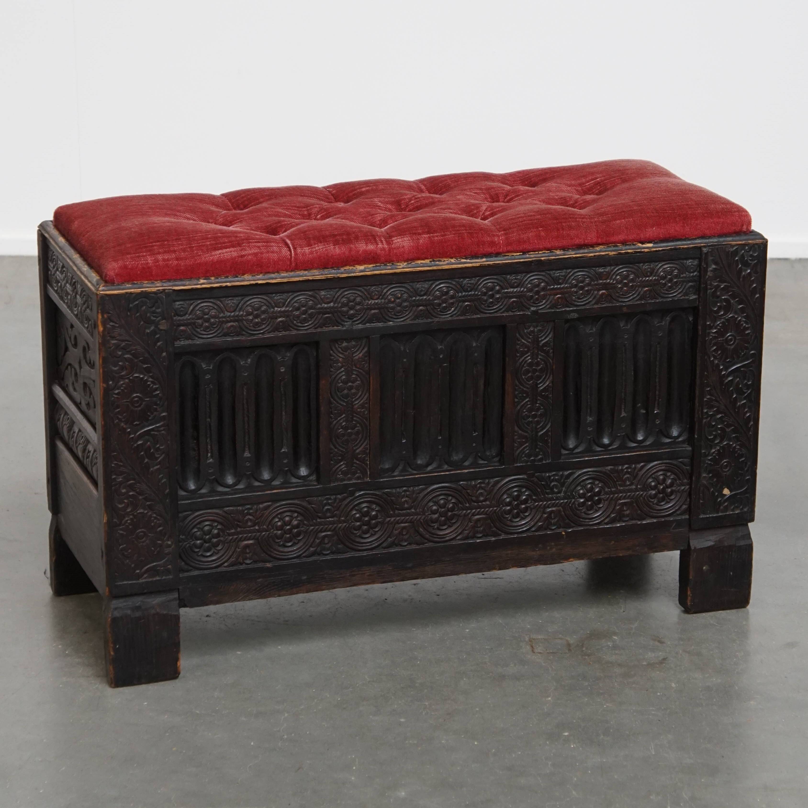 Banc/coffre anglais antique avec siège capitonné rouge
