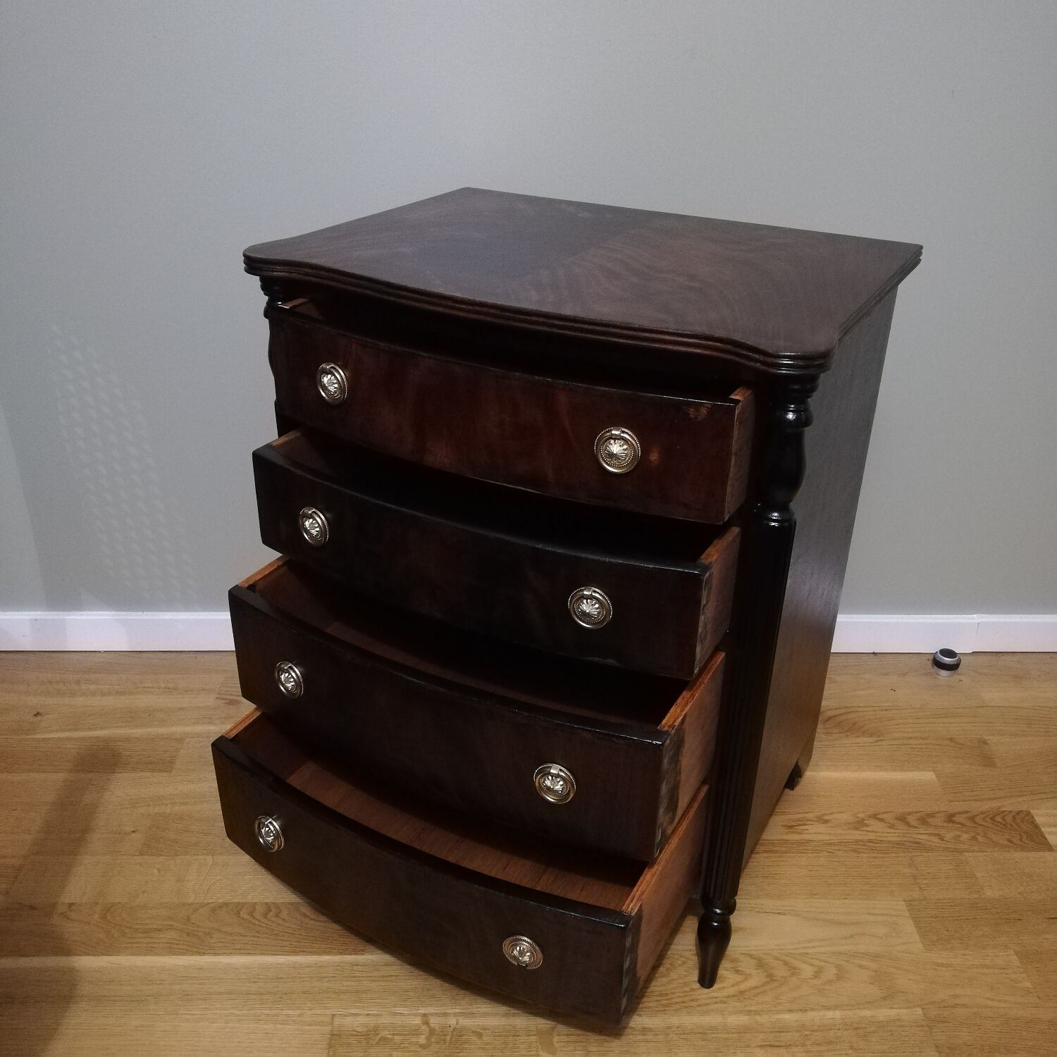 Chest of drawers 4 drawers in walnut and blackened wood.