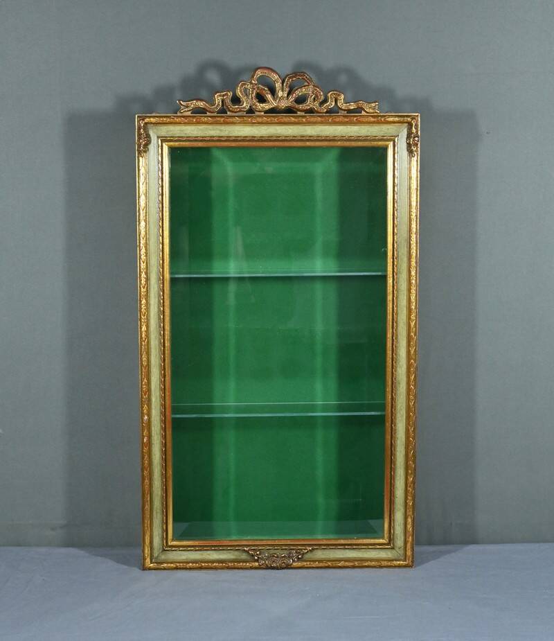 Vitrine Murale en Bois Doré – Milieu XXe