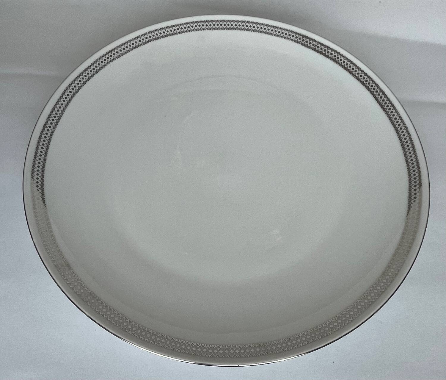 Set of 2 round white porcelain dishes