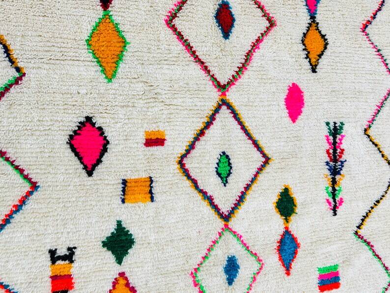 Decorated white wool rug 200cm x 300cm