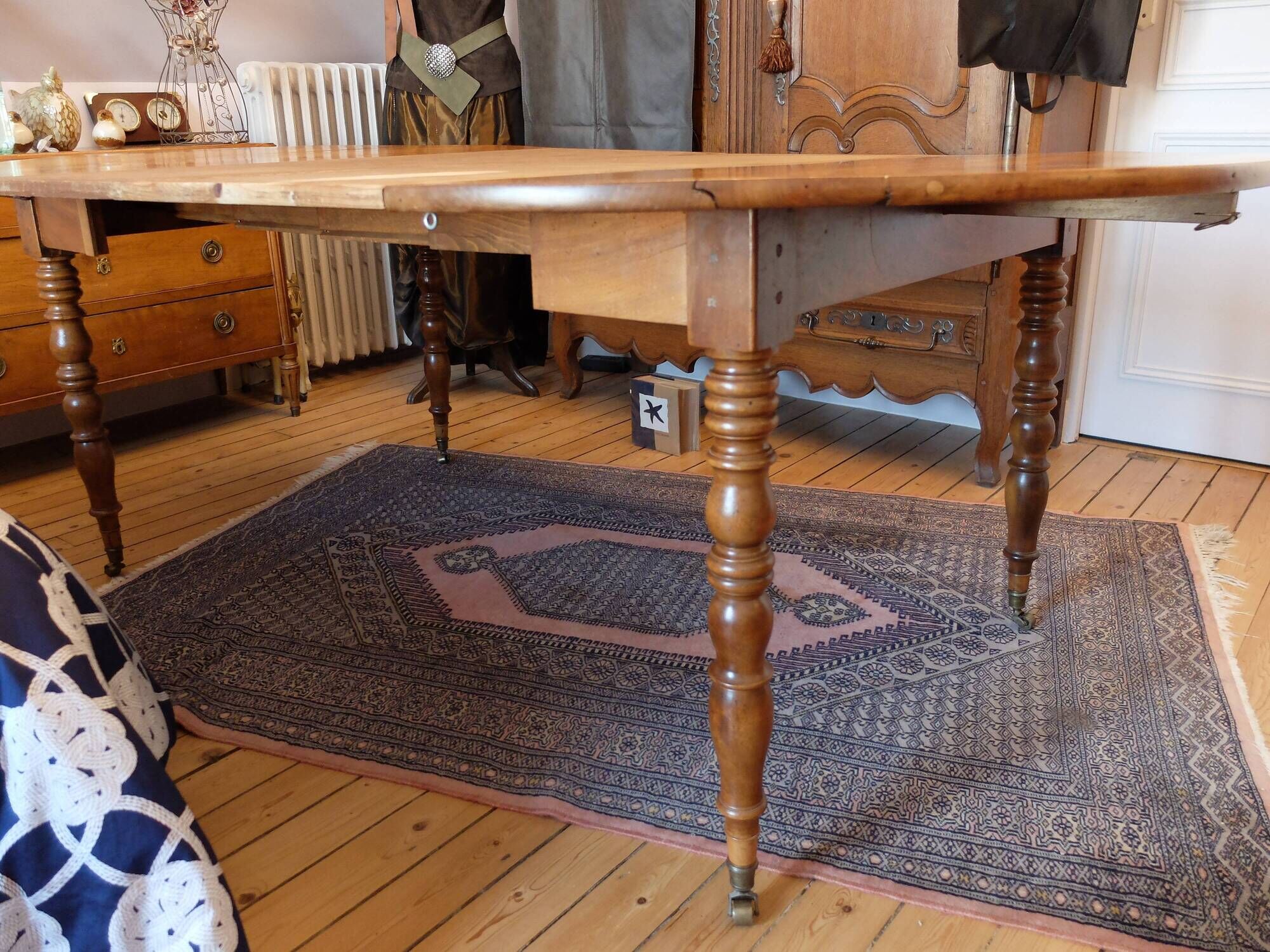 Table ronde ancienne en noyer massif, pieds Jacobs tournés avec ...