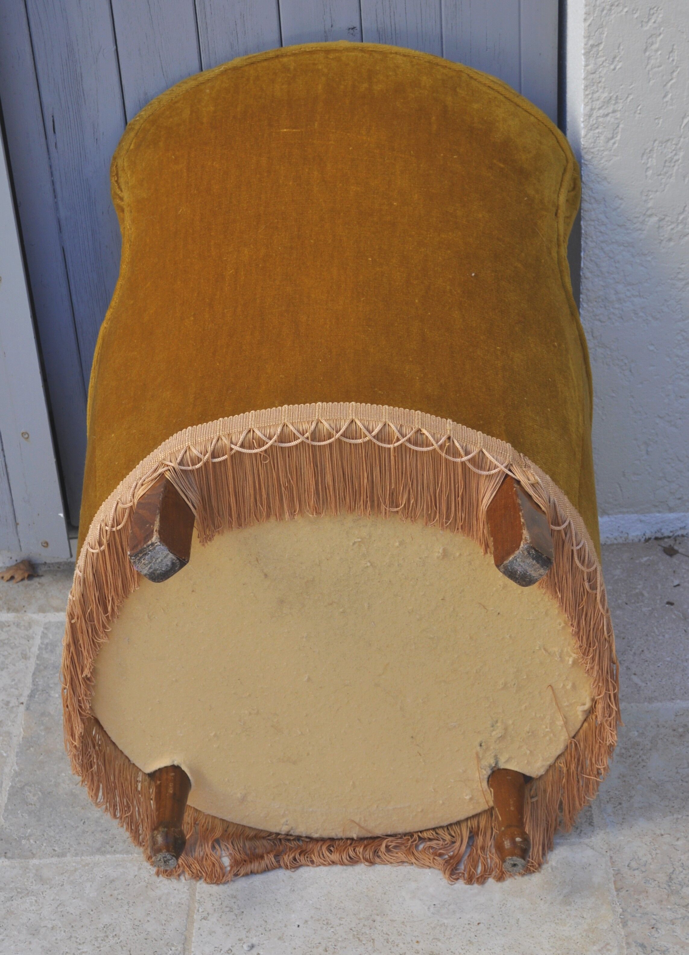 Velvet toad chair