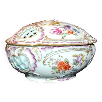 Antique polylobed jewelry box candy box in Saxony porcelain hand painted flowers 19th century.
