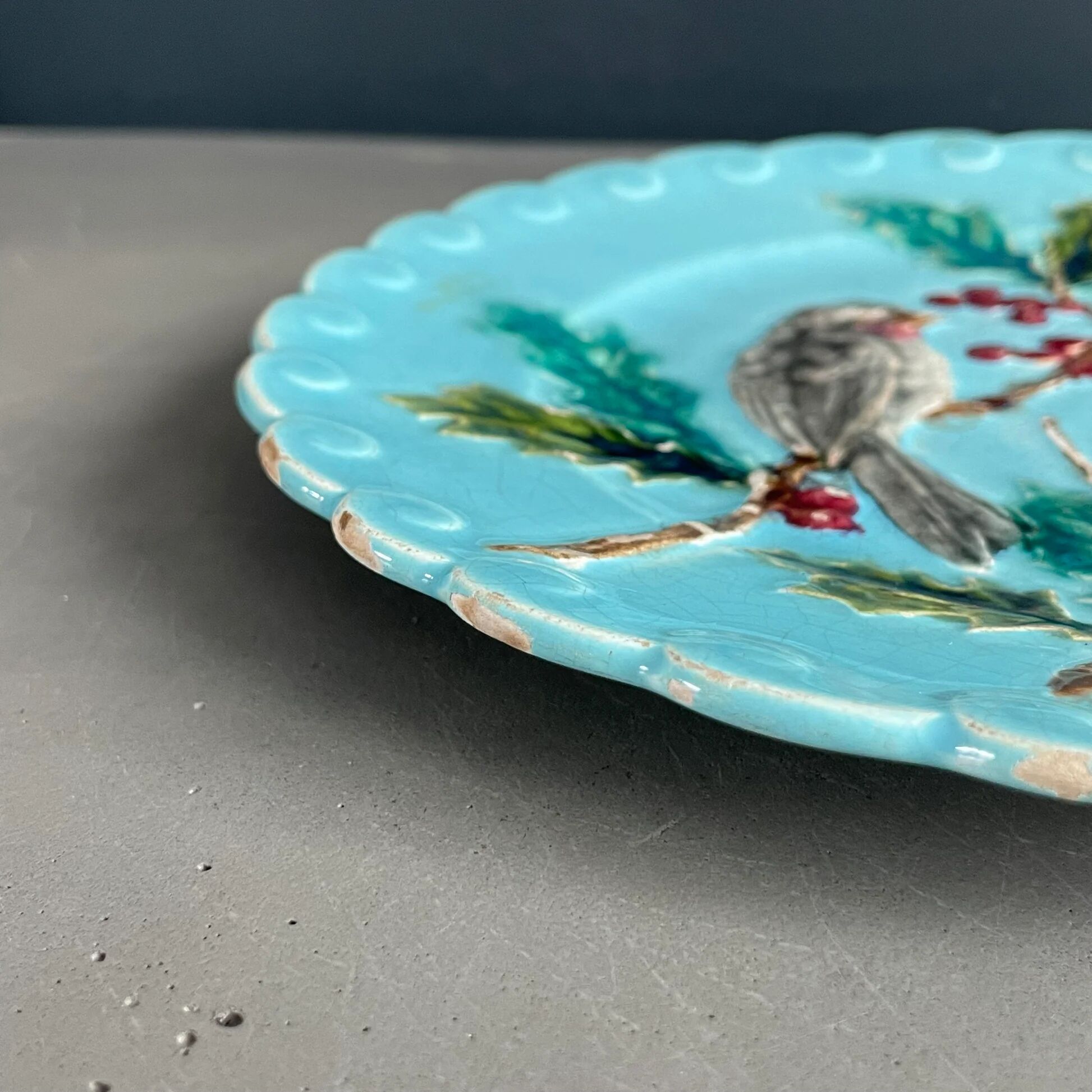 Plate with birds and holly in Sarreguemines majolica from the 19th century - Barbotine - Ref 1158