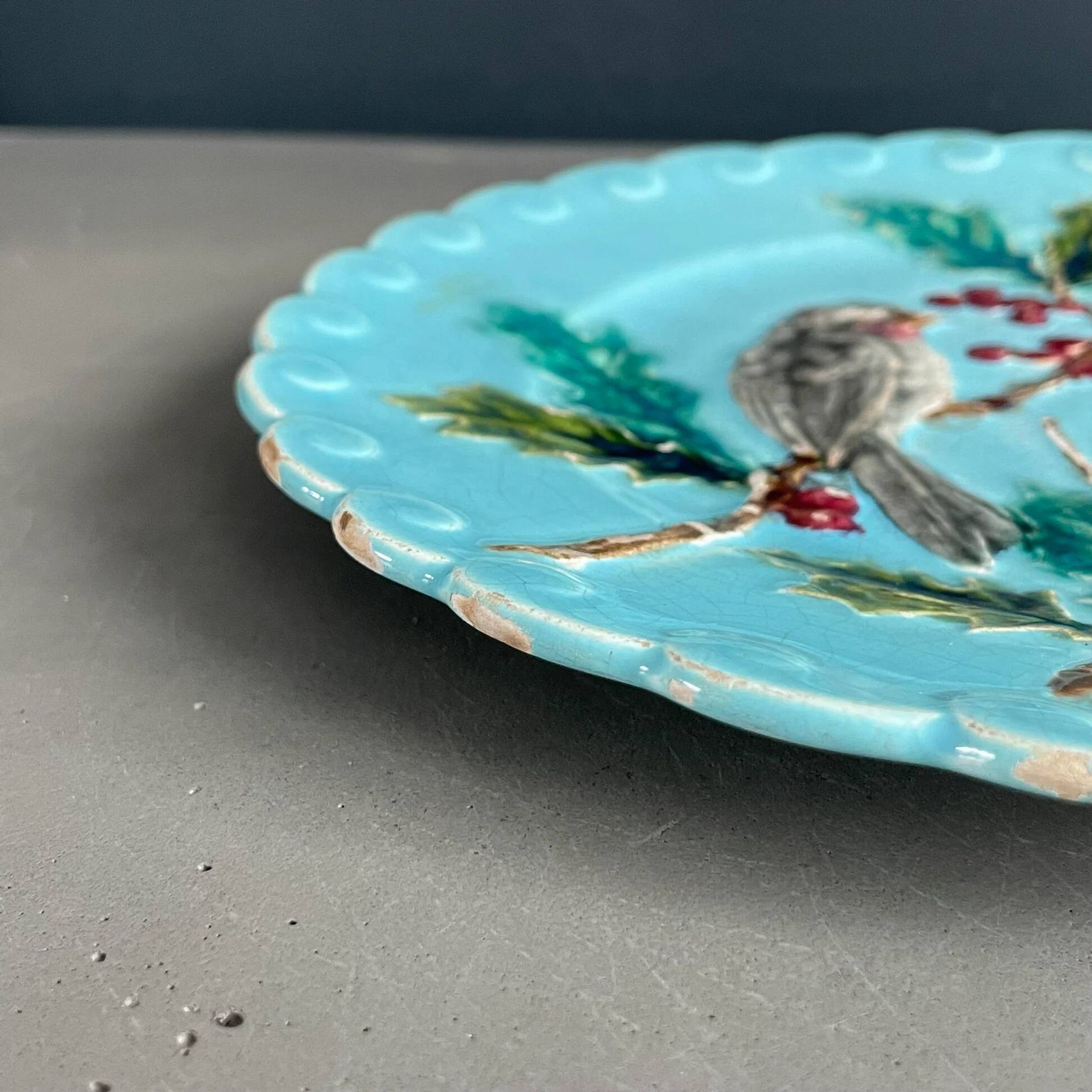 Plate with birds and holly in Sarreguemines majolica from the 19th century - Barbotine - Ref 1158