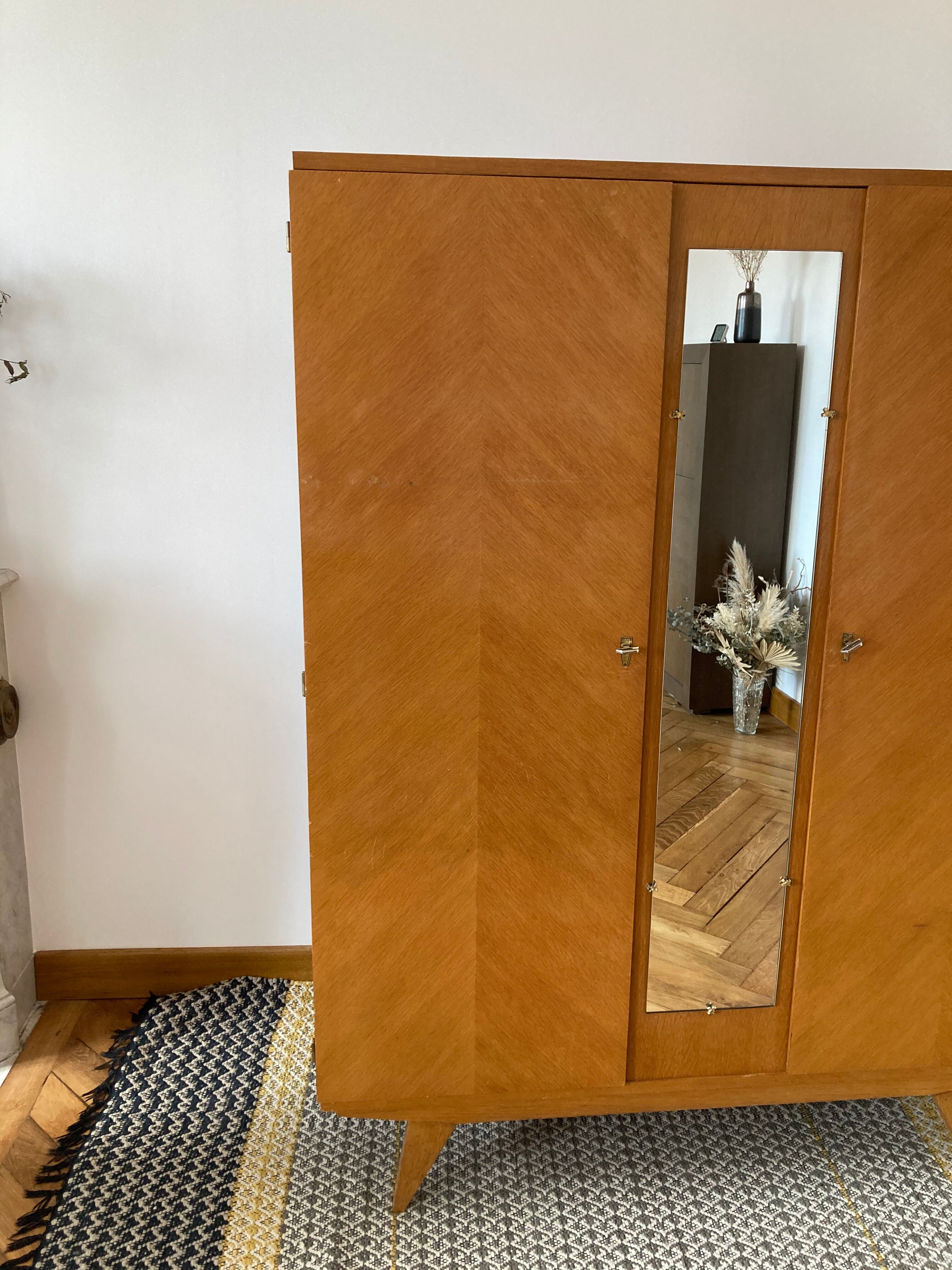 Compass foot cabinet