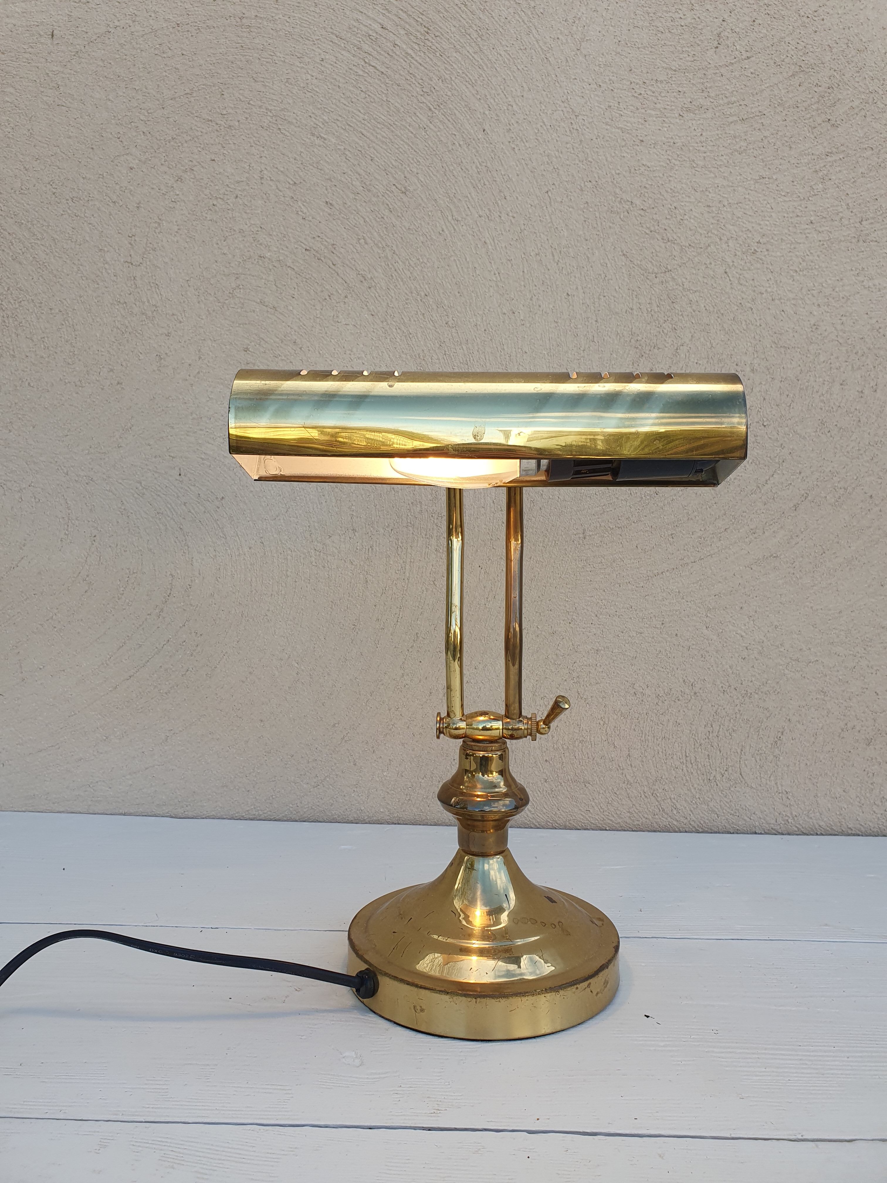 Banker's lamp to table