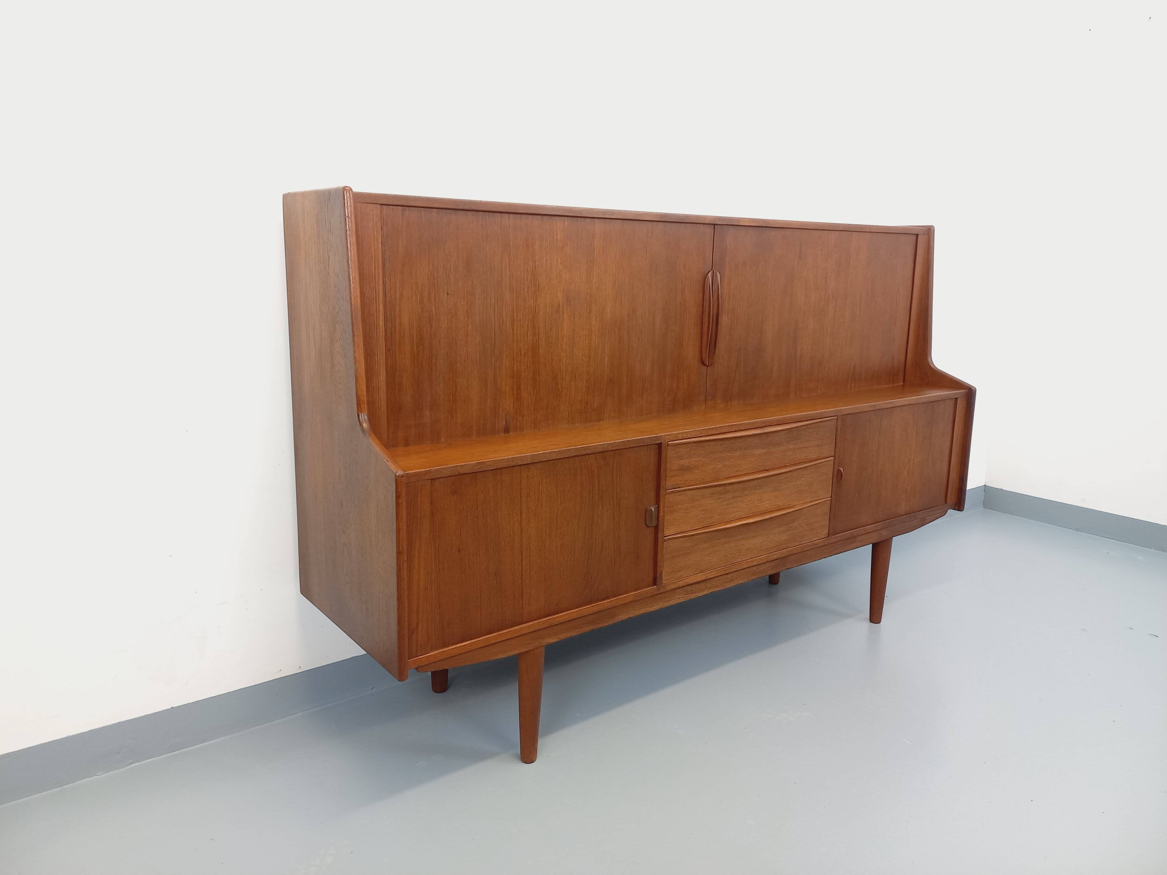 Enfilade mi-haute scandinave vintage Ib Kofod-Larsen pour Faarup en teck