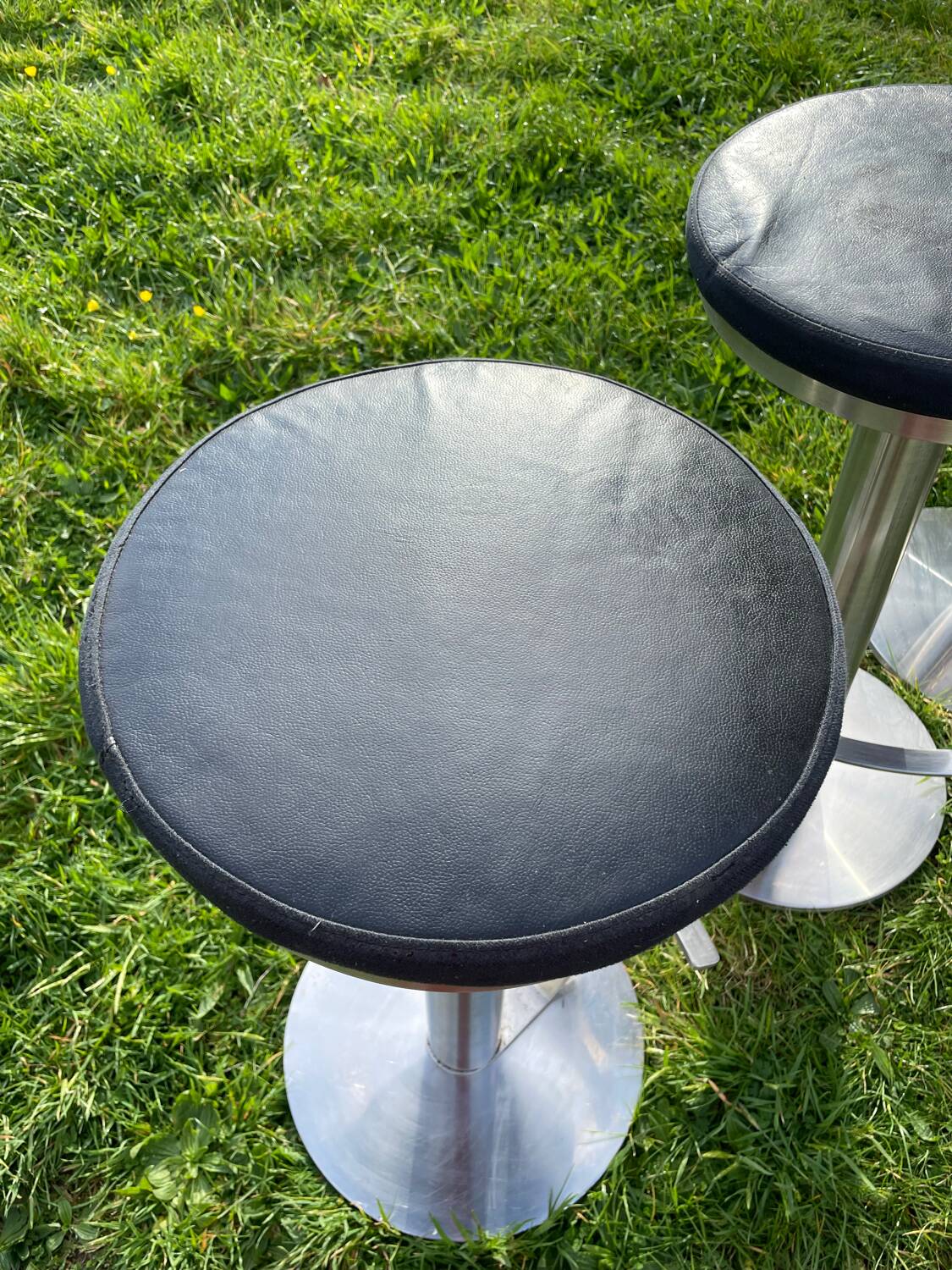 Tabourets de bar en inox et cuir noir